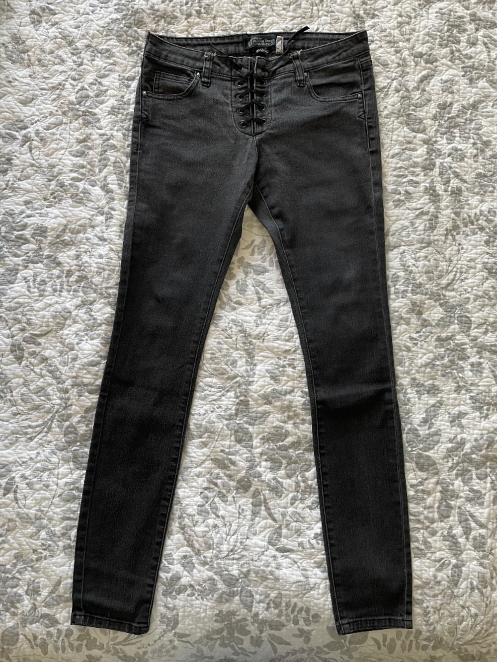 Volcom Black Wash Low-Rise Skinny Jeans Lace-Up Ribbon Stud Detail Size 28